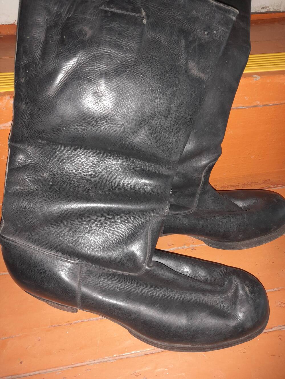Сапоги армейские  кожаные на меху черного цвета. Голенища длинные, высота каблуков 3 см. На подошве имеется фабричный штамп на немецком языке.