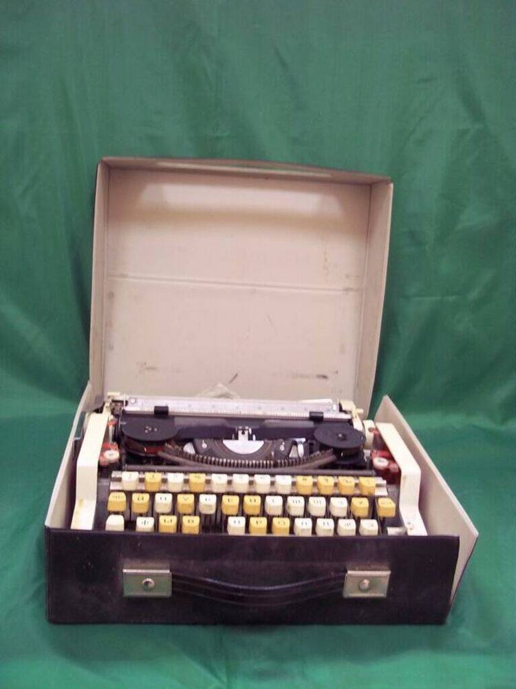 Пишущая машинка производства Югославии  «Unis» в пластиковом чехле тёмно-синего цвета.