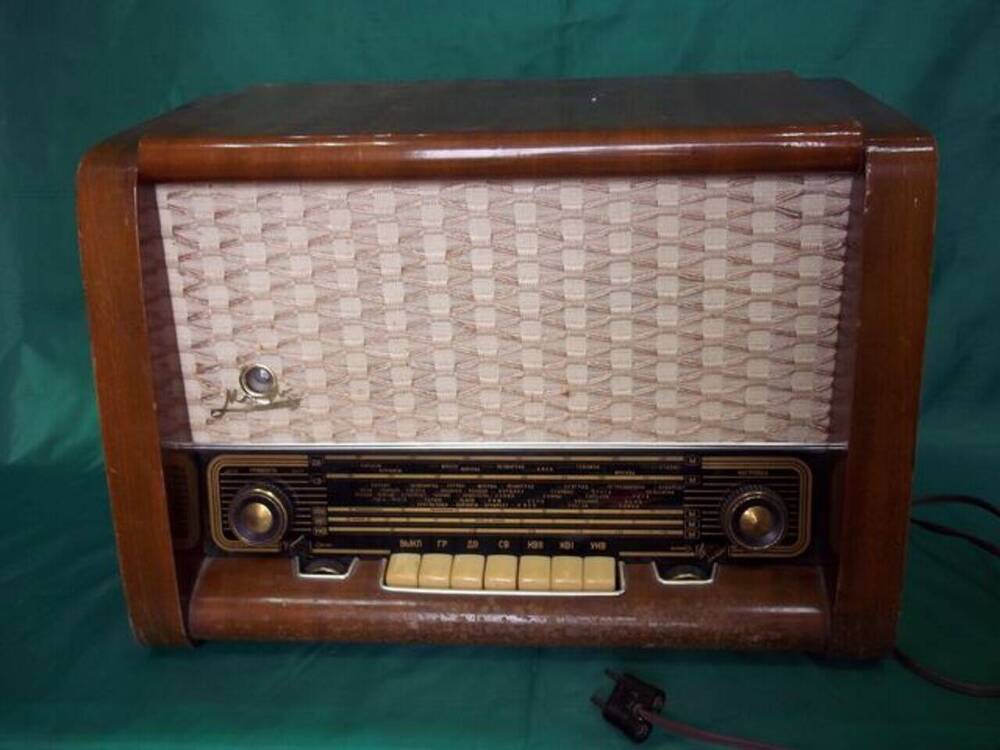 Радиоприёмник сетевой ламповый Маяк в деревянном лакированном корпусе.
