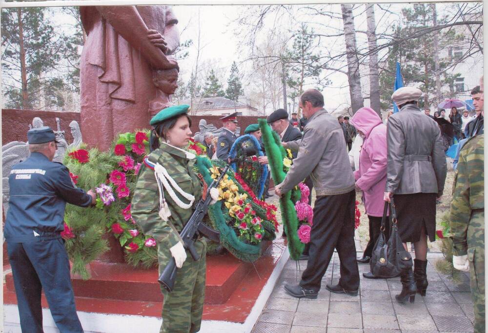 Фотография цветная сюжетная. Возложение венков к  памятнику, с. Ромны.