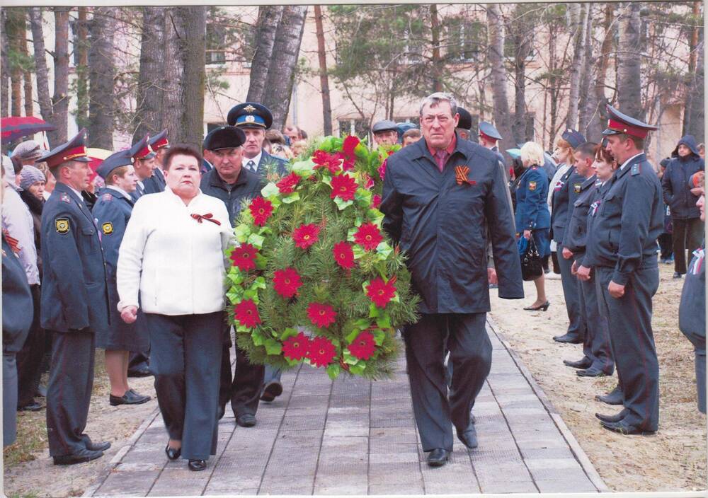 Фотография цветная сюжетная. Возложение венков к  памятнику, с. Ромны.