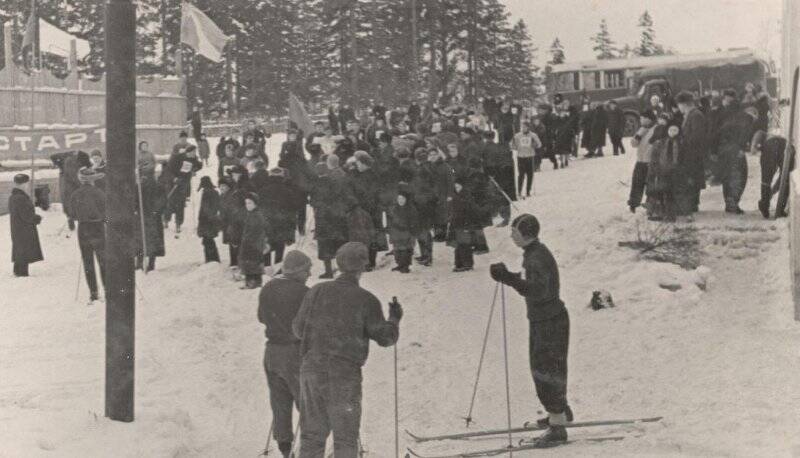 Фотография черно-белая. Стартовая площадка лыжной гонки. из комплекта фотографий ДСО «Труд»