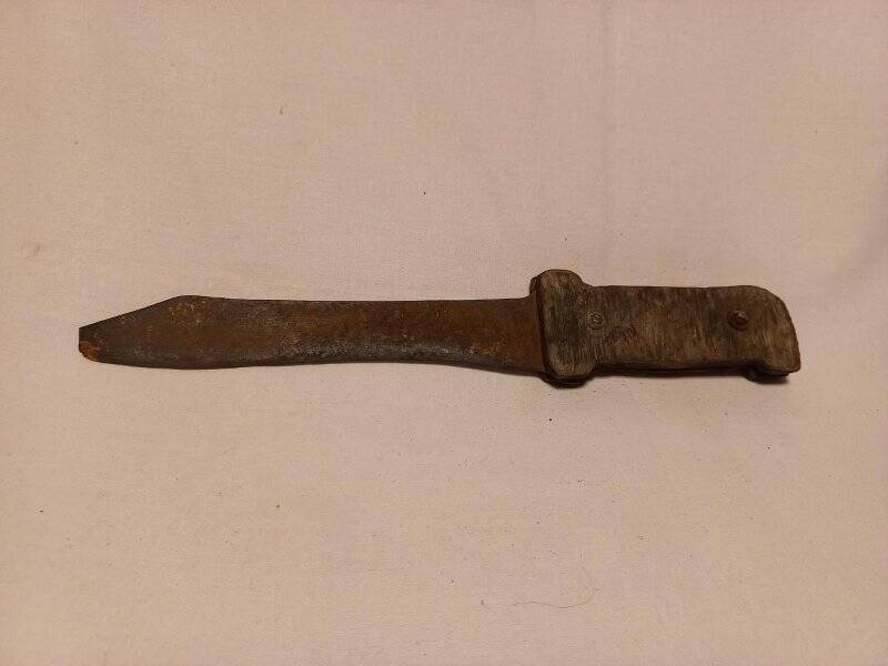 Нож сделанный из железа с деревянной ручкой.