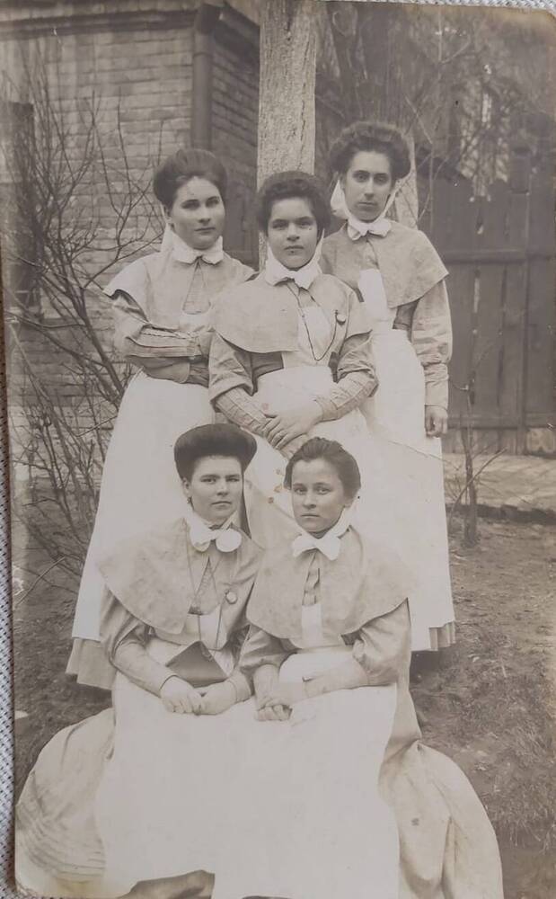 Открытка почтовая с фотографией пяти сестер милосердия.