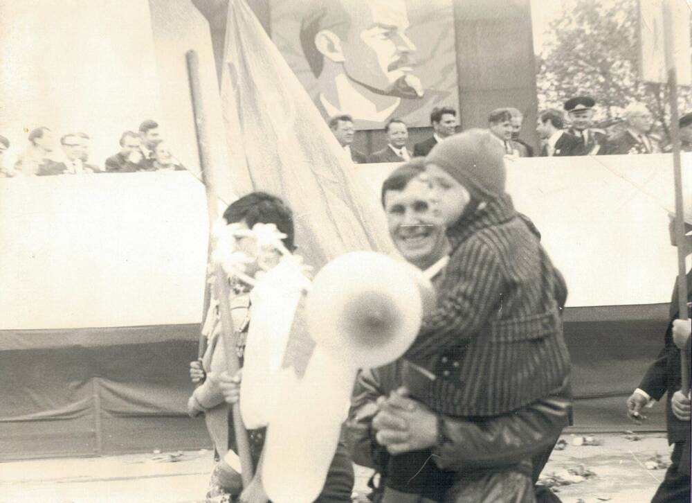 Фотография к фотогазете «Луч» колхоза «Кавказ» Первомай  1975 г.