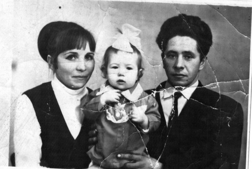 Чёрно-белая фотография. Участник ликвидации последствий на Чернобыльской АЭС - Чихалов Николай Васильевич с женой и дочкой