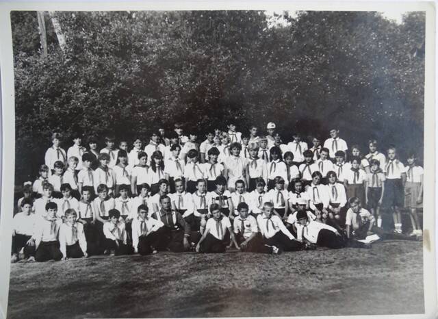 Фотография. Групповой портрет.   Пионервожатые и отдыхающие школьники лагерной смены пионерского лагеря «Чайка».