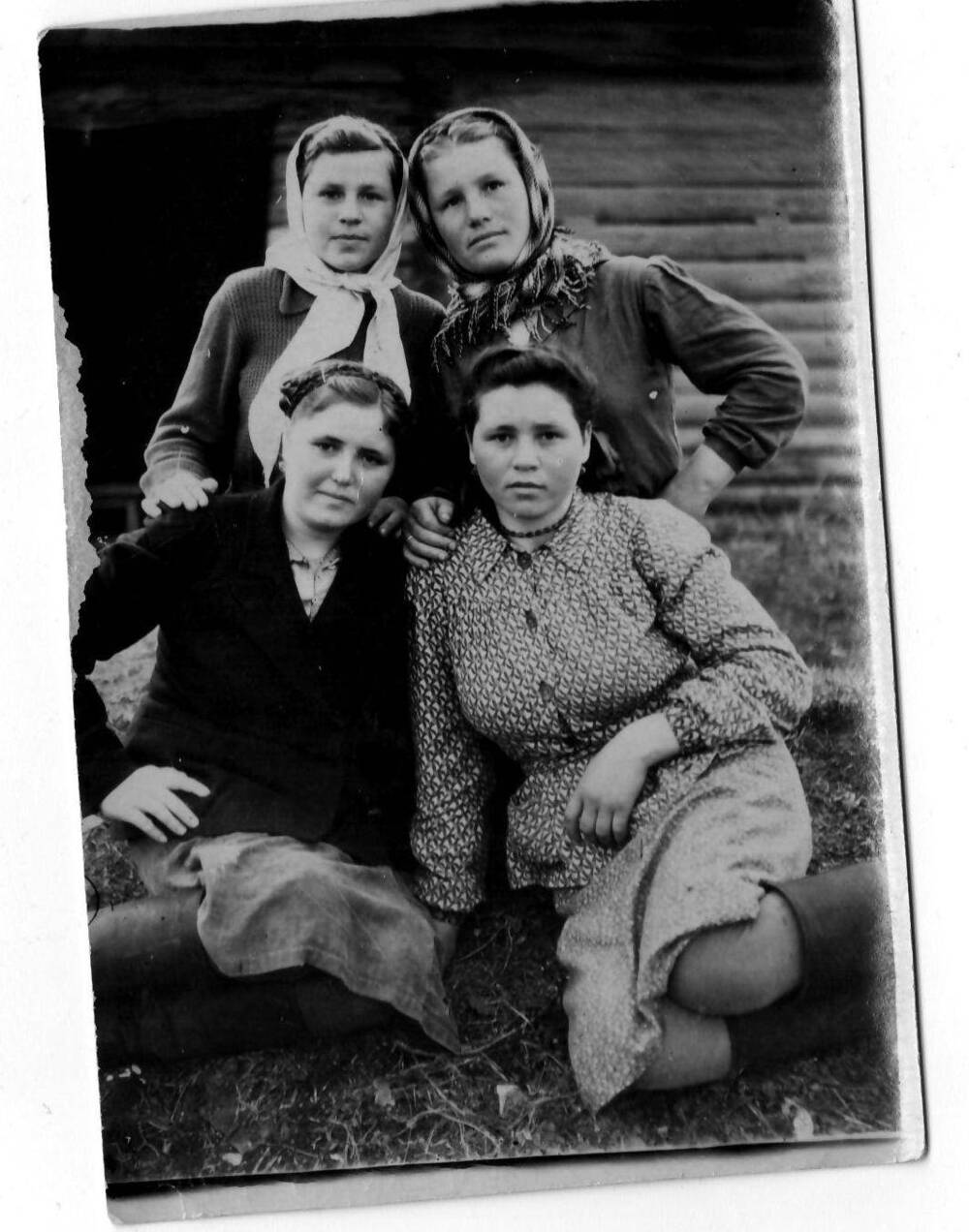 Групповая фотография. Труженица тыла Омшина Нина Михайловна ( сидит слева) с подругами