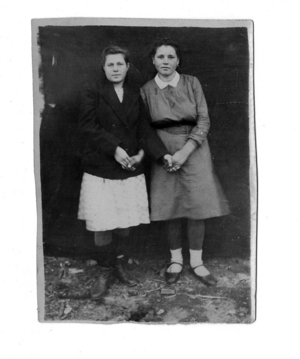 Чёрно - белая фотография. Труженица тыла Омшина Нина Михайловна ( стоит справа) с подругой
