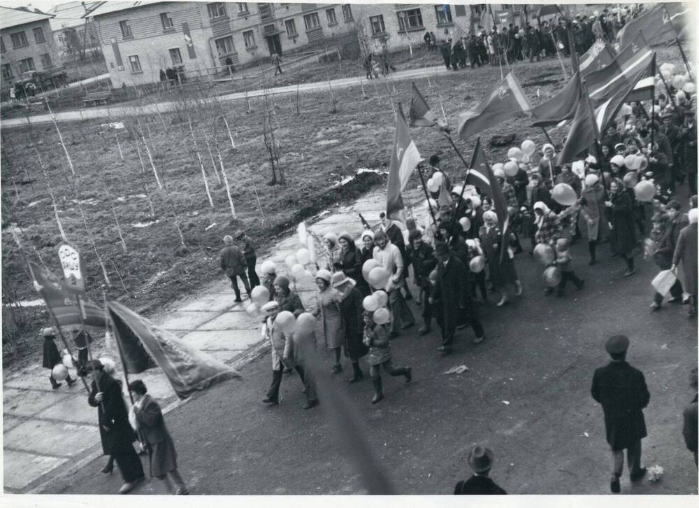 Фото ч/б Первомайская демонстрация трудящихся поселка Ярега, колонна ОРСа ЯНШУ