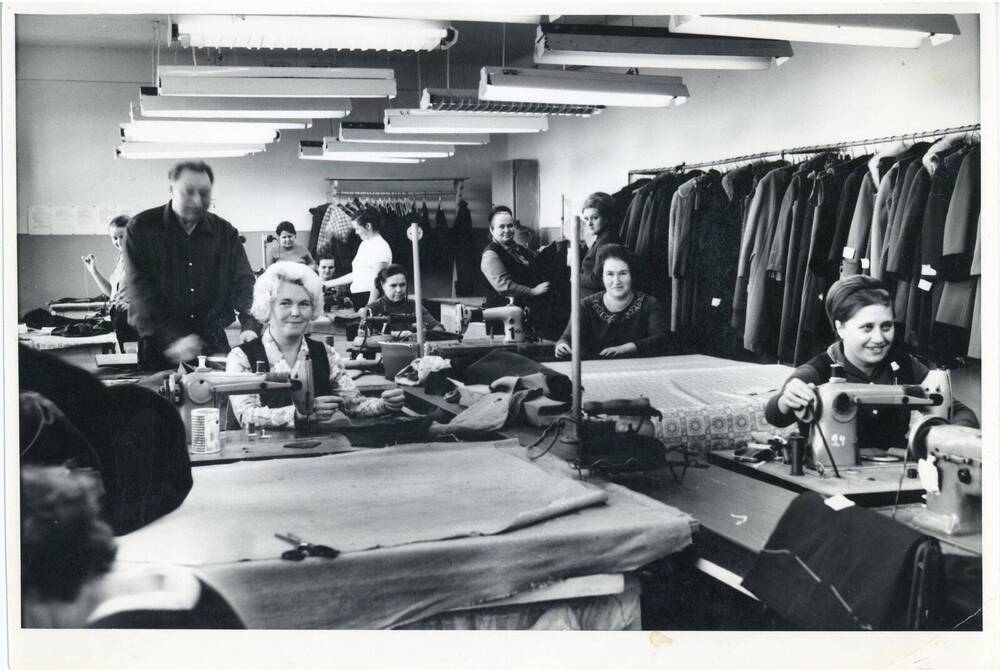 Фото ч/б В помещении пошивочной мастерской поселка Ярега