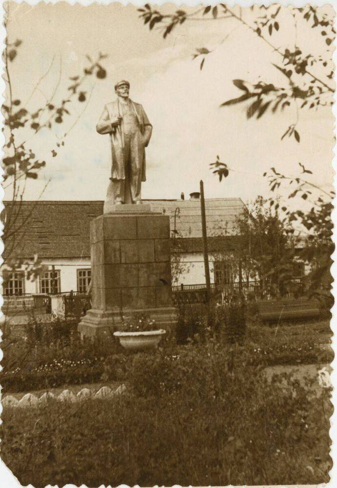 Фото ч/б Скульптура В. И. Ленина