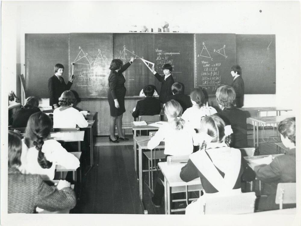 Фото ч/б Урок геометрии в одном из классов школы № 15 поселка Ярега