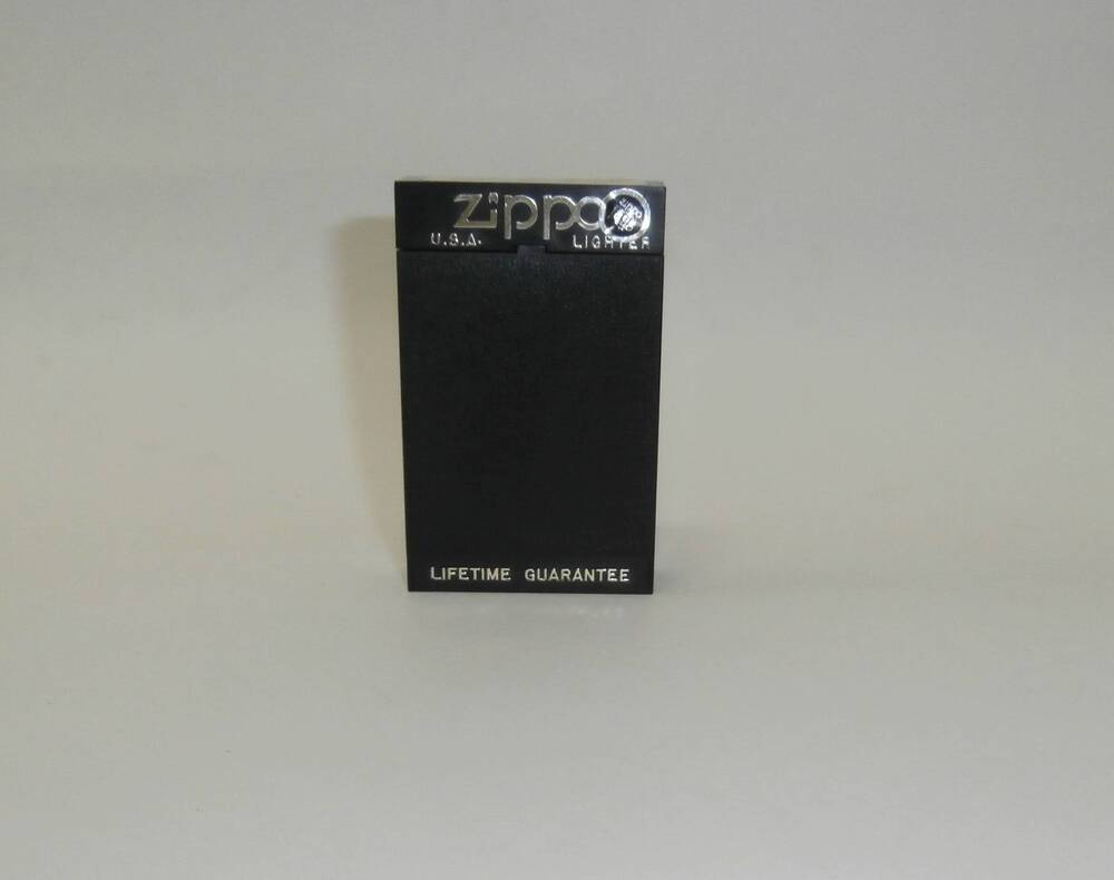 Зажигалка бензиновая «ZIPPO» в пластиковом футляре черного цвета, принадлежавшая Белугину В.А