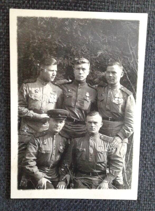 Фото черно-белое.групповое. Группа мужчин в военной форме.