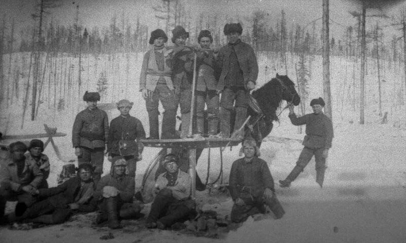 Негатив. По истории Алдана. Буровая разведка, около бурового станка «Эмпайр».