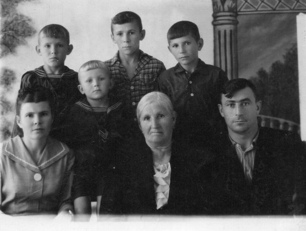 Фотография Фенелонова Владимира Александровича с матерью, женой и детьми.