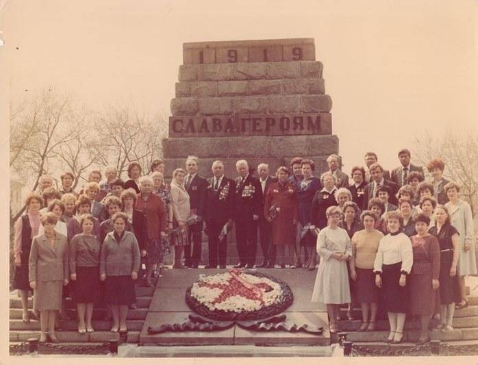 Работники горисполкома на митинге, посвящённом 9 мая. Фотография