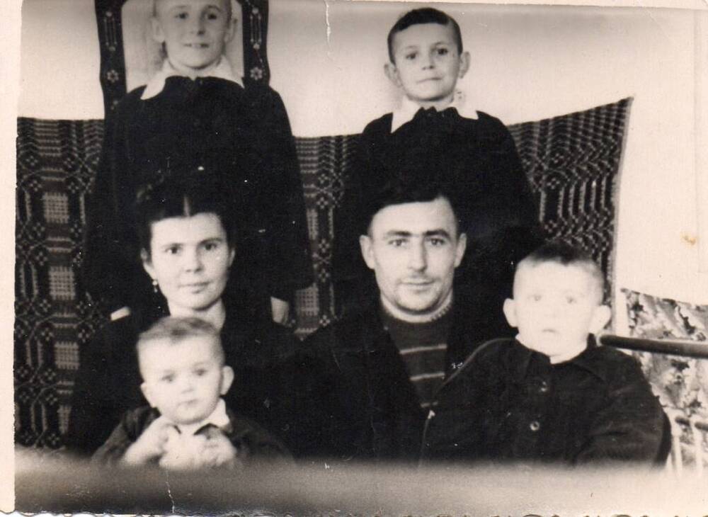 Фотография семьи Фенелоновых Владимира и Анны с детьми.