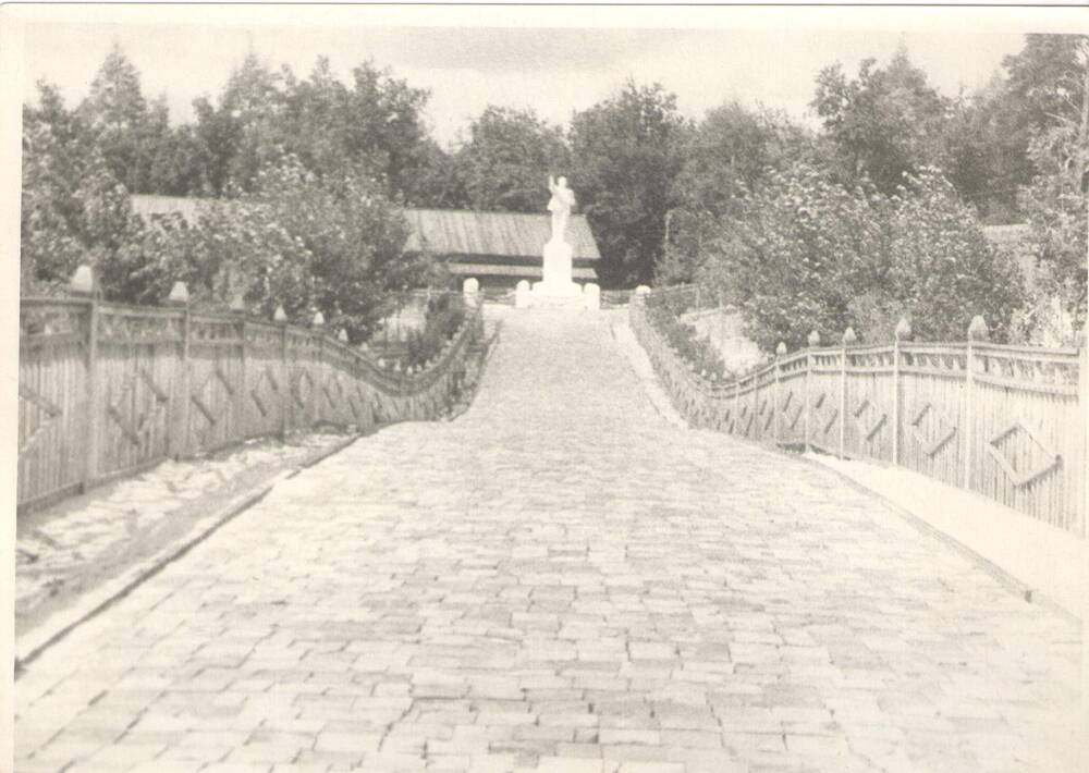 Фото. Центральная дорожка в парке КиО г. Волжск. 1954г.