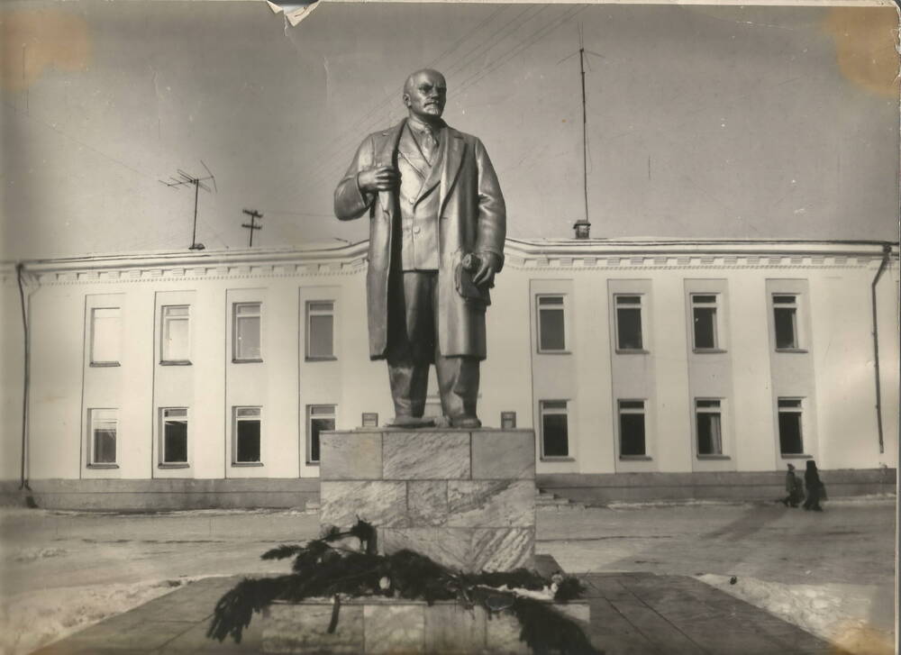 Фотография черно-белая. Здание ГК КПСС. Город Тулун. Иркутская область.