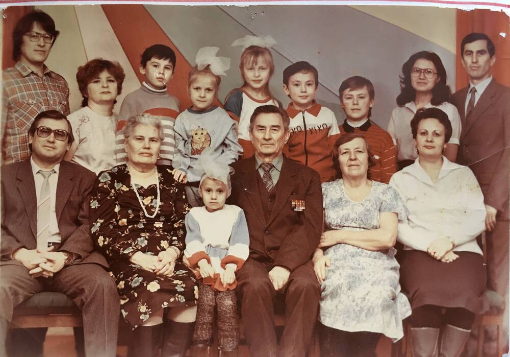 Фото цветное. Хабибуллина-Фахриева Закия Сахиевна  с семьей.