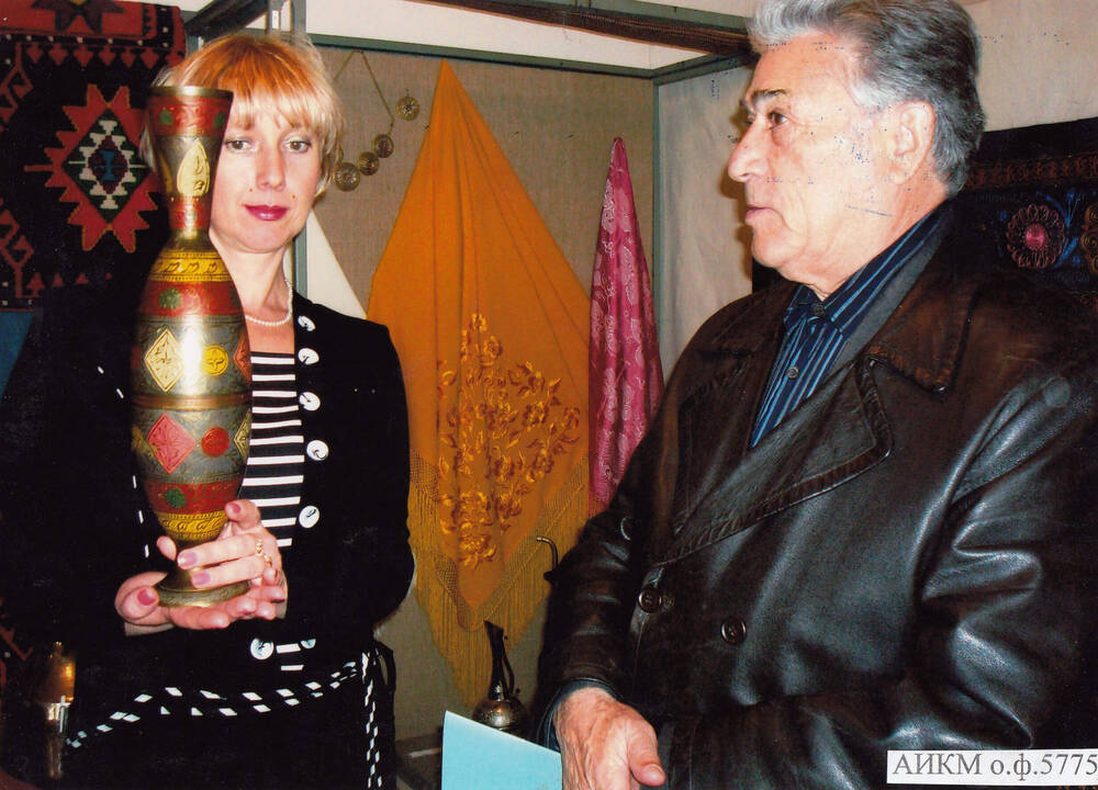 Фото.Секретарь Союза писателей Дагестана Увайсов рассказывает о дагестанских мастерах.