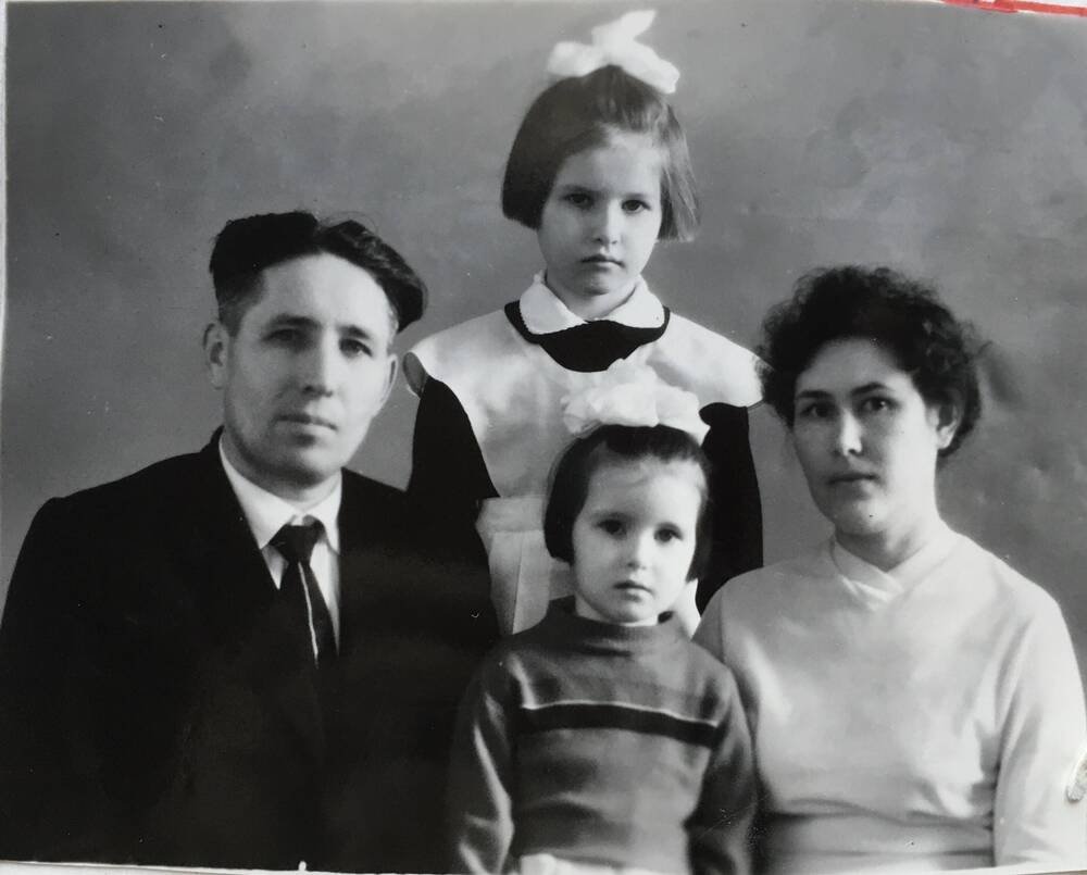Фото черно-белое. Хабибуллина-Максютова Гульшат  Сахиевна с мужем и дочерьми. 1965 год.