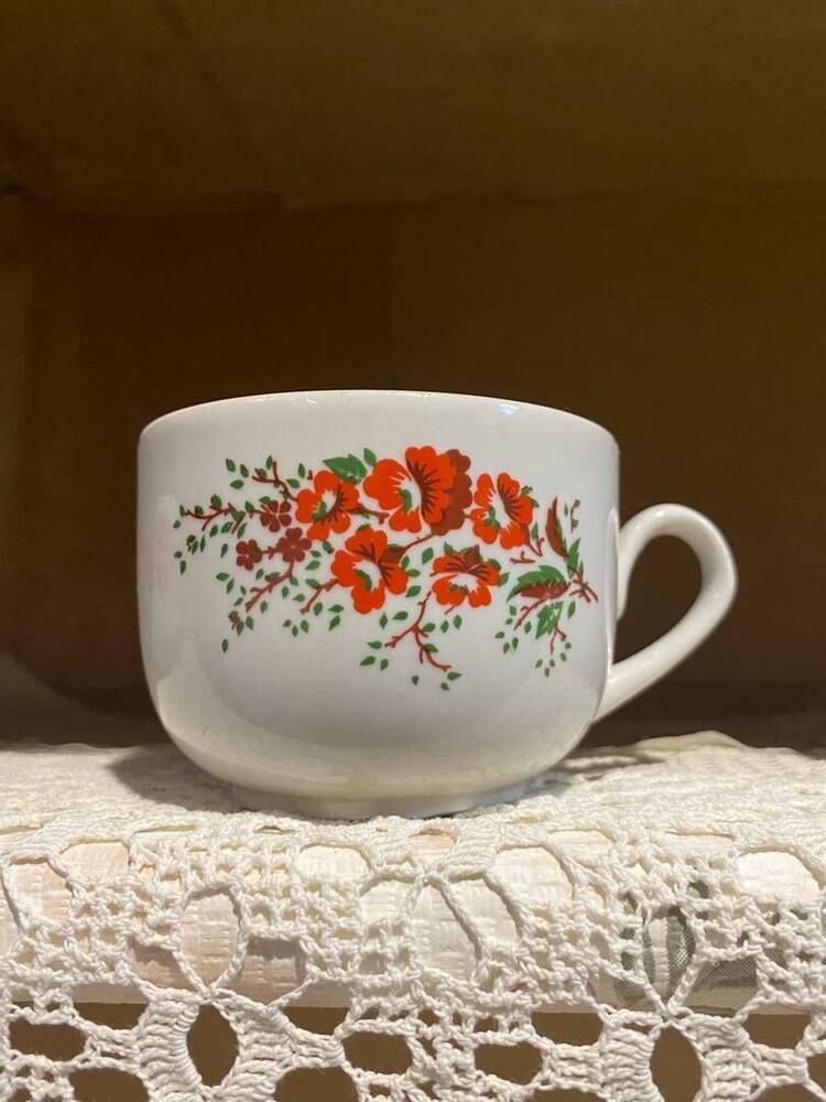 Чашка белая с красными цветами