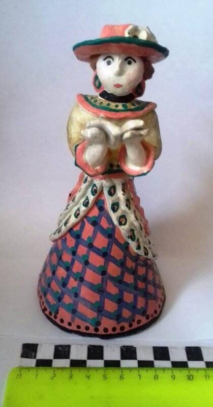Девица с книгой, из коллекции глиняных игрушек.