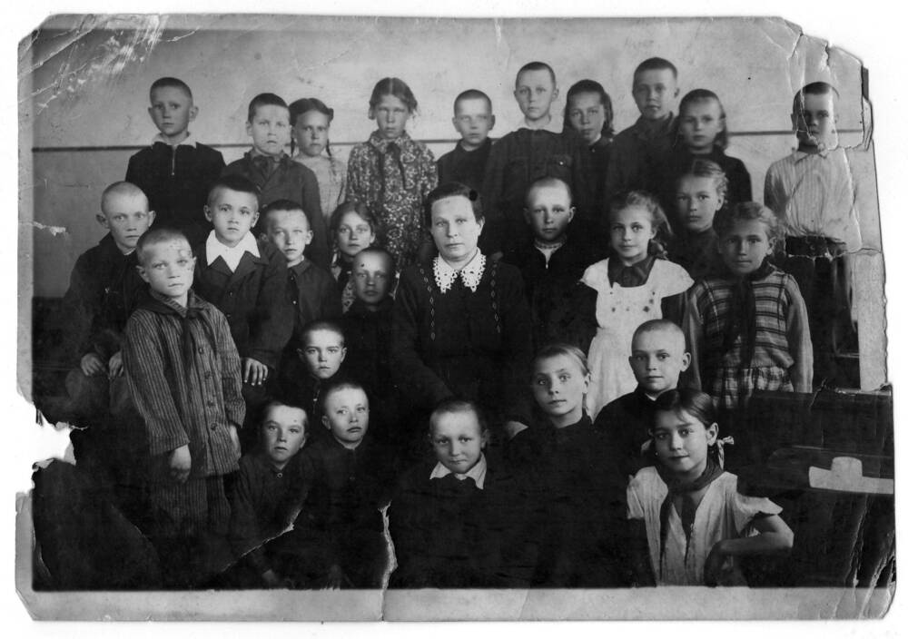 Групповая чёрно - белая фотография учащиеся Майнской средней школы