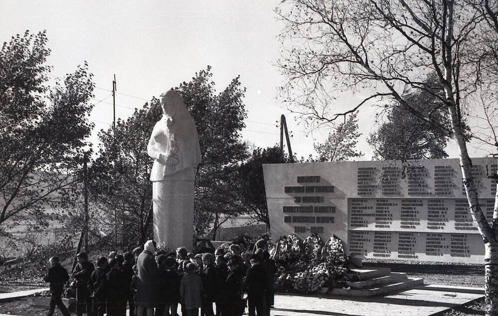 Коллекция негативов Николаевский район 1950-1980-е годы. Мемориал Скорбящая мать