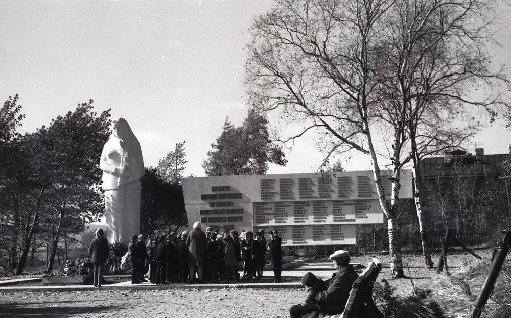 Коллекция негативов Николаевский район 1950-1980-е годы. Мемориал Скорбящая мать