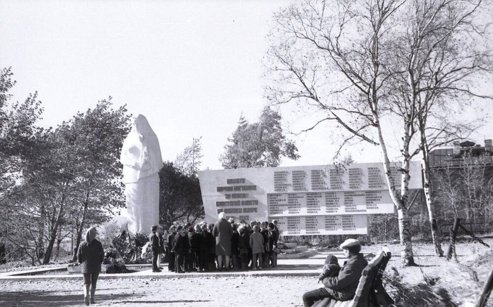 Коллекция негативов Николаевский район 1950-1980-е годы. Мемориал Скорбящая мать