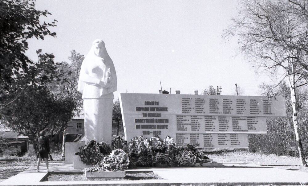 Коллекция негативов Николаевский район 1950-1980-е годы. Мемориал Скорбящая мать