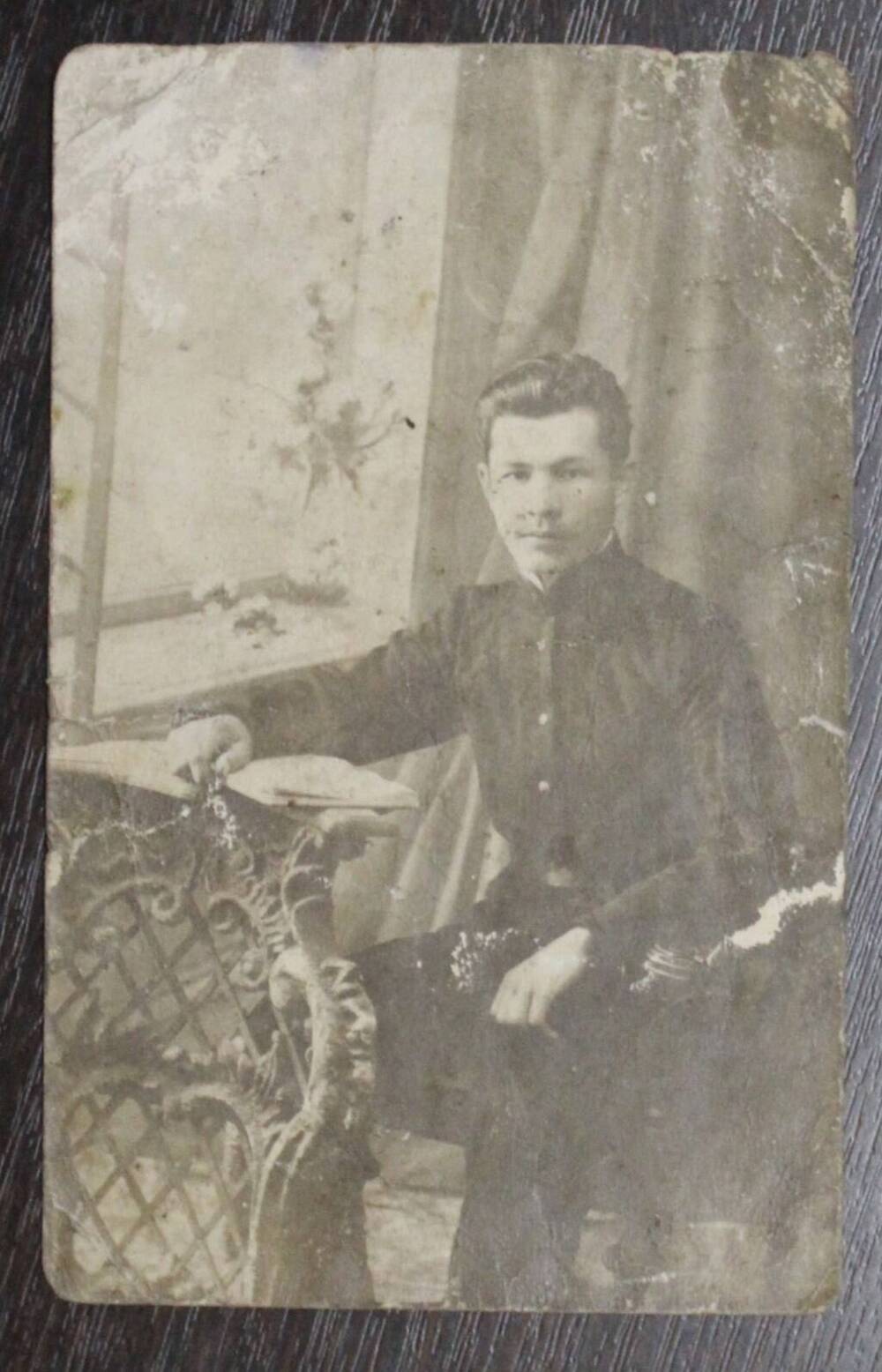 Фотография с изображением мужчины, сидящего у окна. Предположительно начало 20 века.