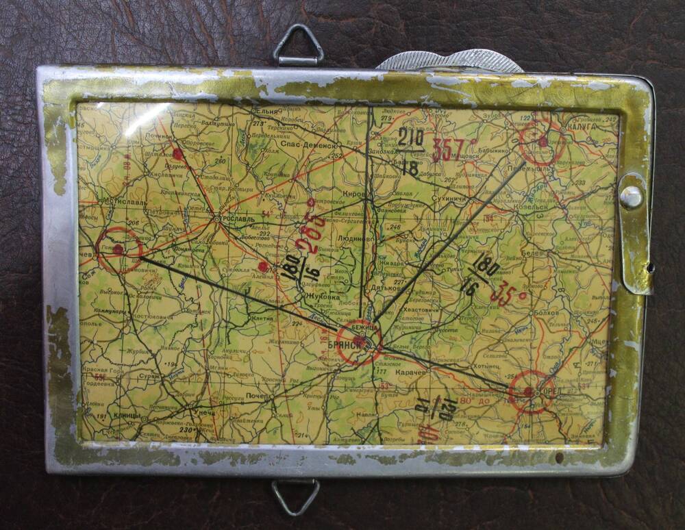 Вставка металлическая в полевую сумку, с фрагментом полетной карты района Брянска и табличной координатной вставкой