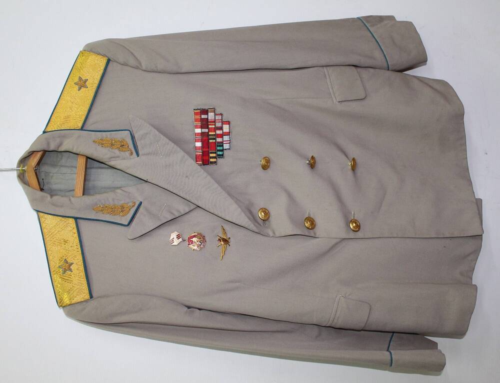 Повседневный китель генерал-майора ВВС образца 1969 г., принадлежавший Кафтанову Павлу Георгиевичу. На кителе закреплены: знак Летчик 1 класса, ленты наград.