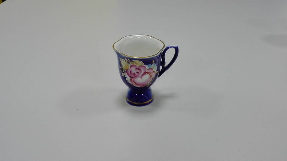 Чашка из кофейного сервиза цвет кобальт с цветочным декором