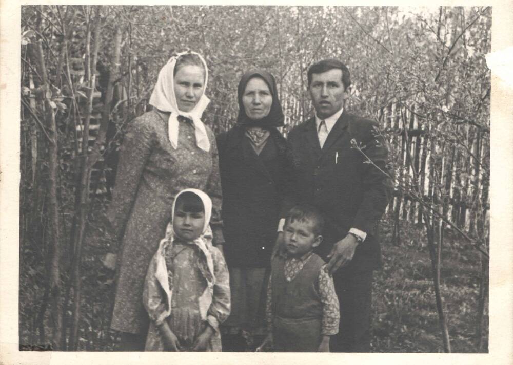Фото. Романова Мария Васильевна с родными. Труженик тыла.