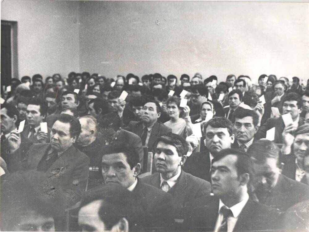 Фото. Отчётно-выборное партийное собрание в актовом зале Моргаушской райадминистрации