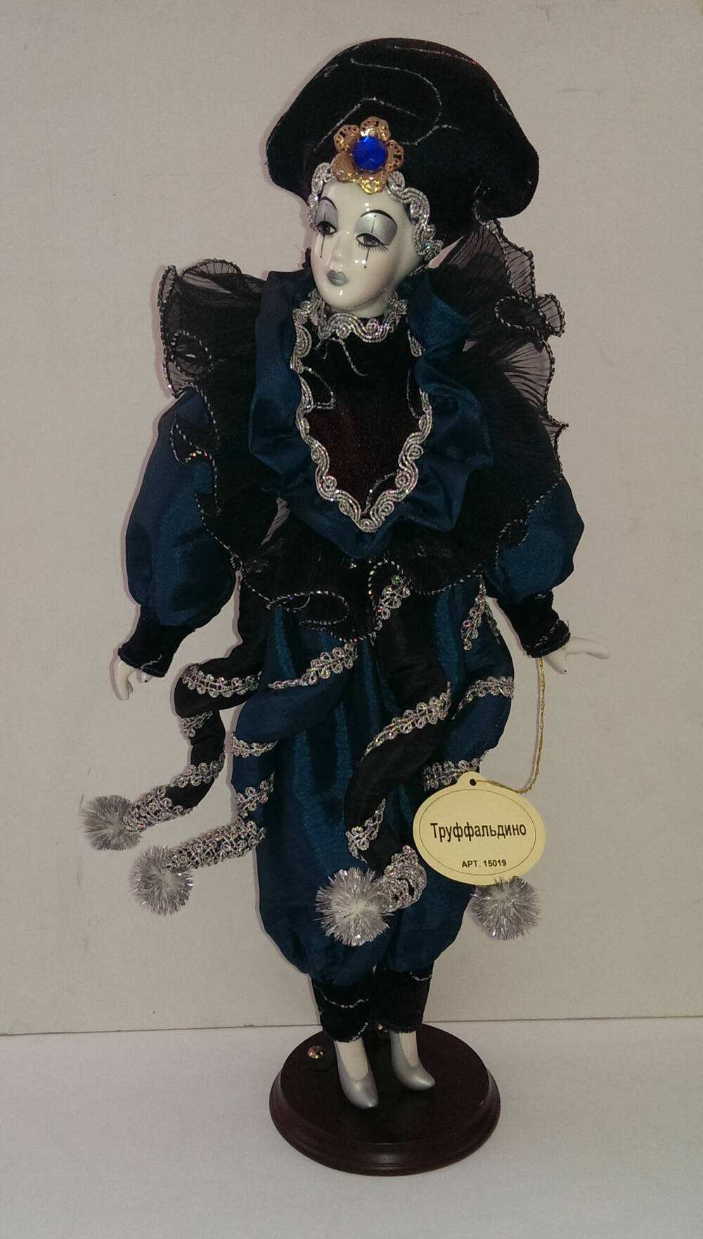 Труффальдино. Кукла из Коллекции кукол ручной работы с фарфоровыми элементами «Арлекин» компании «Ремеко», Великобритания (Remeco HARLEQUIN Collection).