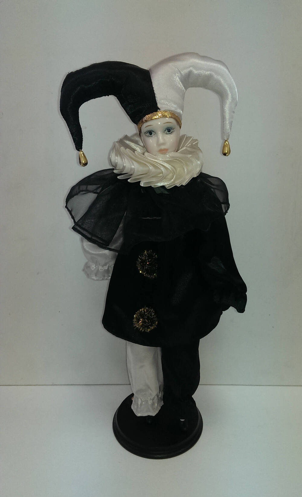 Пьеро. Кукла из Коллекции кукол ручной работы с фарфоровыми элементами «Арлекин» компании «Ремеко», Великобритания (Remeco HARLEQUIN Collection).