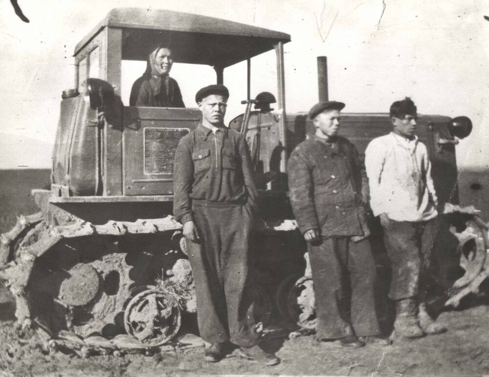 Фото. Бригадир тракторной бригады Пузырёва Марфа Максимовна с членами бригады.