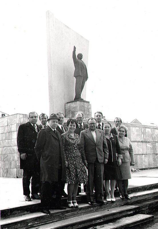 Фотография групповая. На снимке у памятника В.И. Ленина.