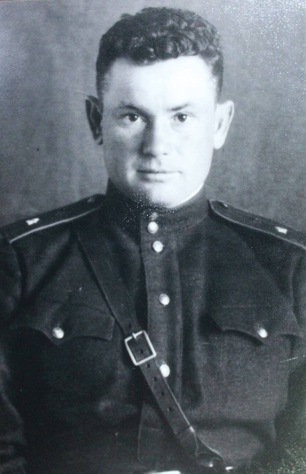 Фотокопия с ч/б фотографии Кафтанова П.Г. в гимнастерке образца 1943 г. с погонами генерал-майора, портупеей, 26.06.1943г.