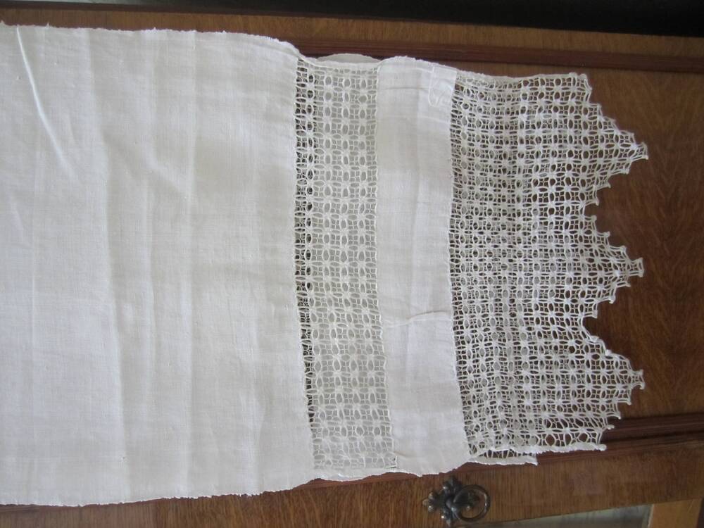 Рушник белого цвета. Края обработаны филейной вышивкой нитками белого цвета. Начало ХХ века.Ткань.