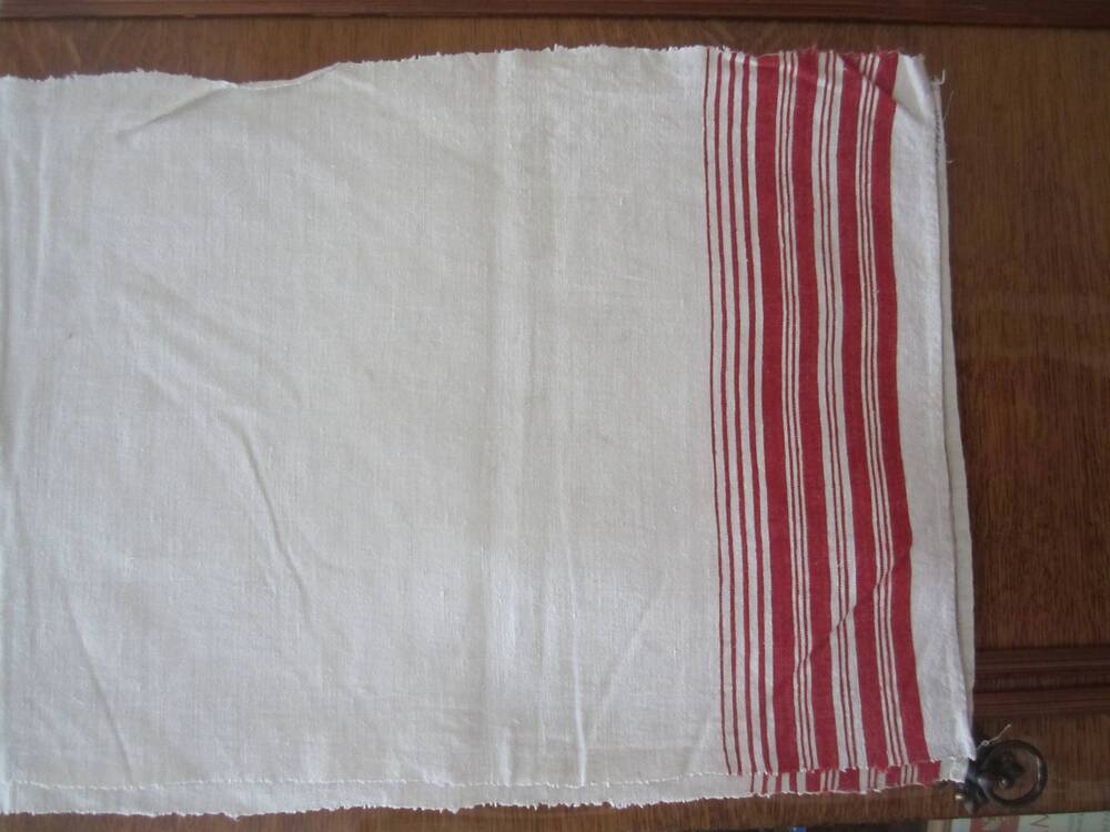 Рушник самотканый белого цвета. По краю имеются красные полоски.Начало ХХ в. Ткань.