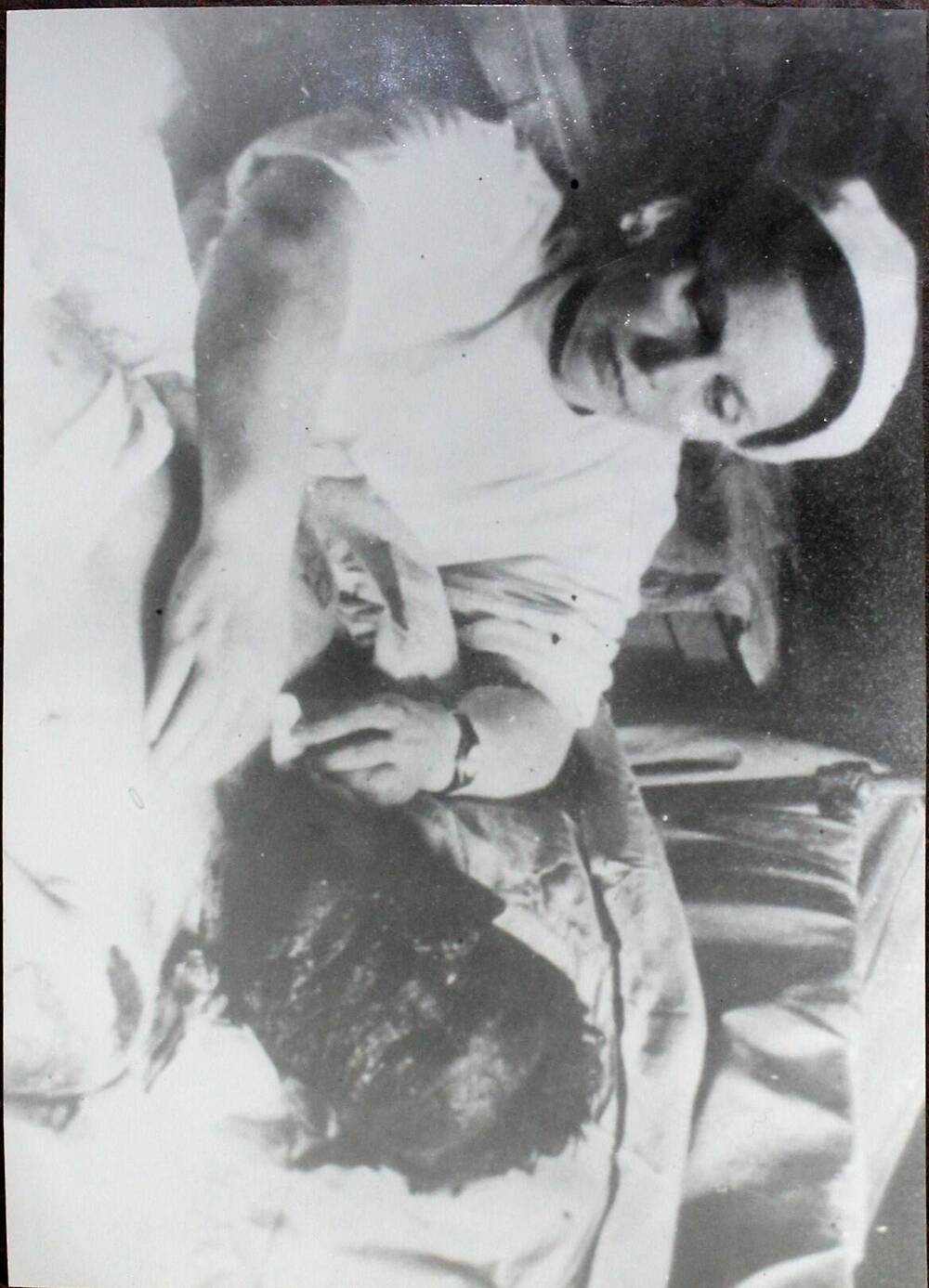Фотокопия с ч/б фотографии: в/врач Сулимова Вера Николаевна у постели раненого Кафтанова П.Г. август 1944г.