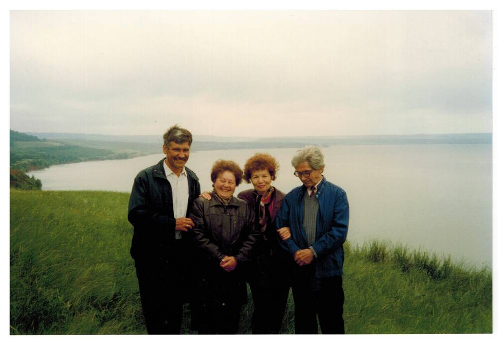 Цветное фото. А.Х.Хакимов с родственниками на озере Аслыкуль